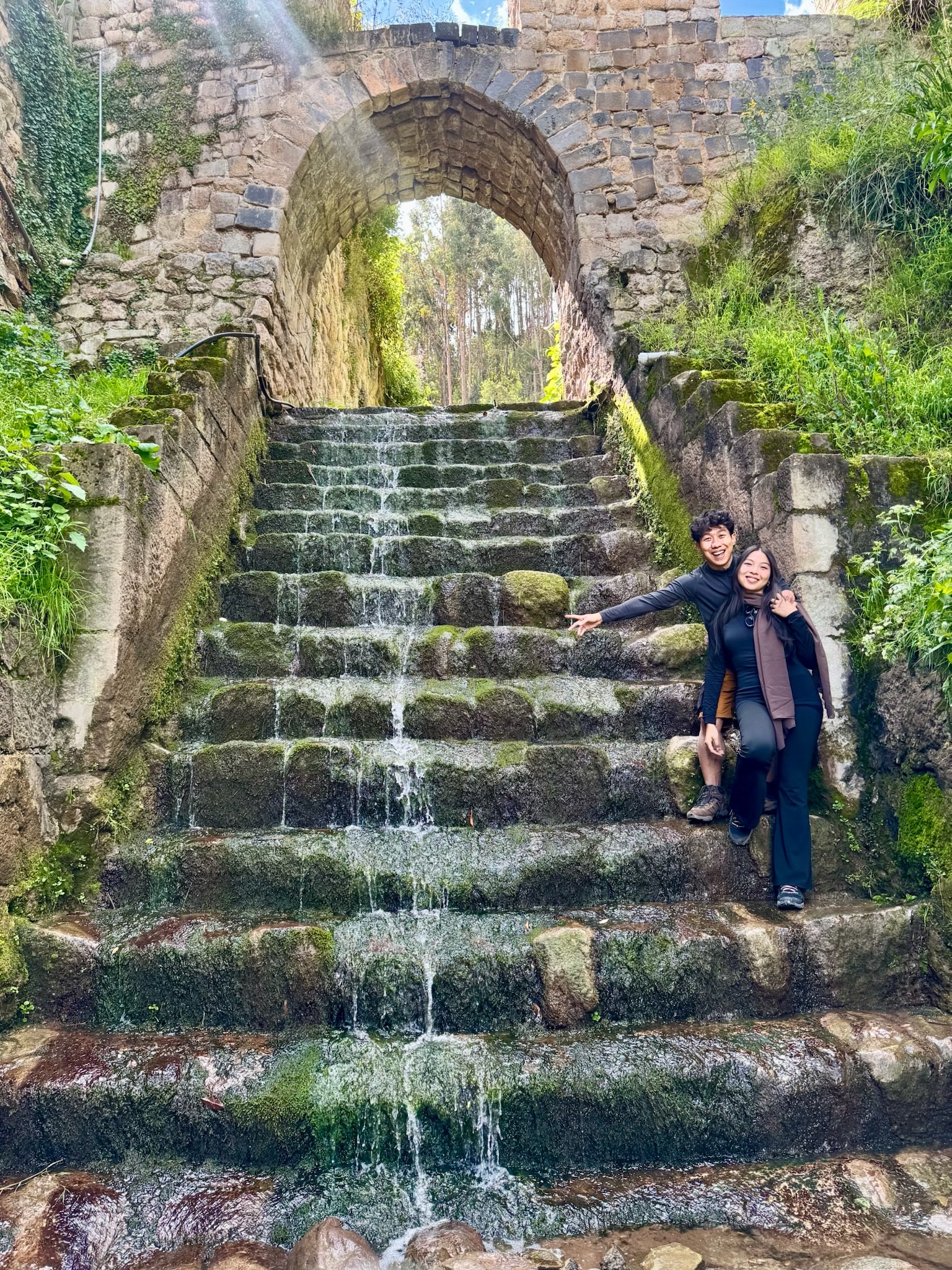 Escaleras de piedra con arco